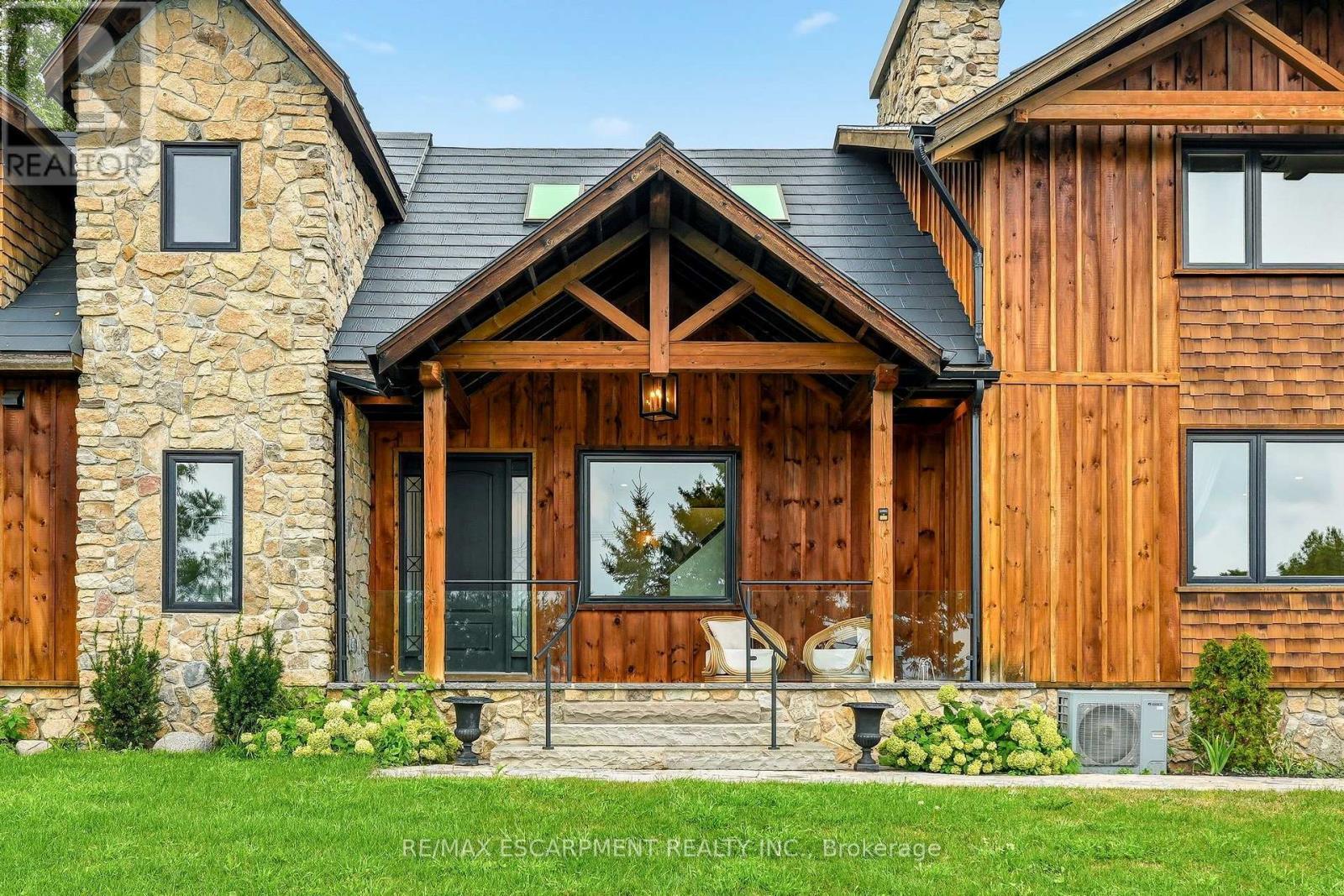 2019 Dundas Street, Burlington, ON - Outdoor
