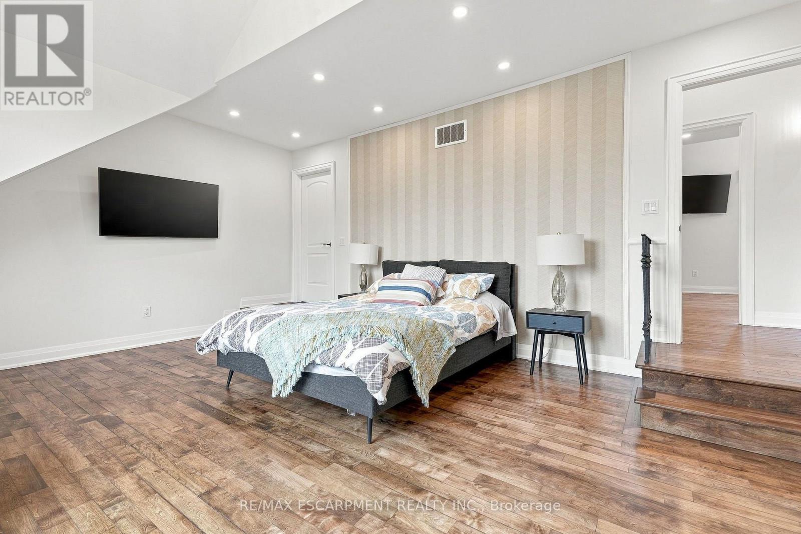 2019 Dundas Street, Burlington, ON - Indoor Photo Showing Bedroom