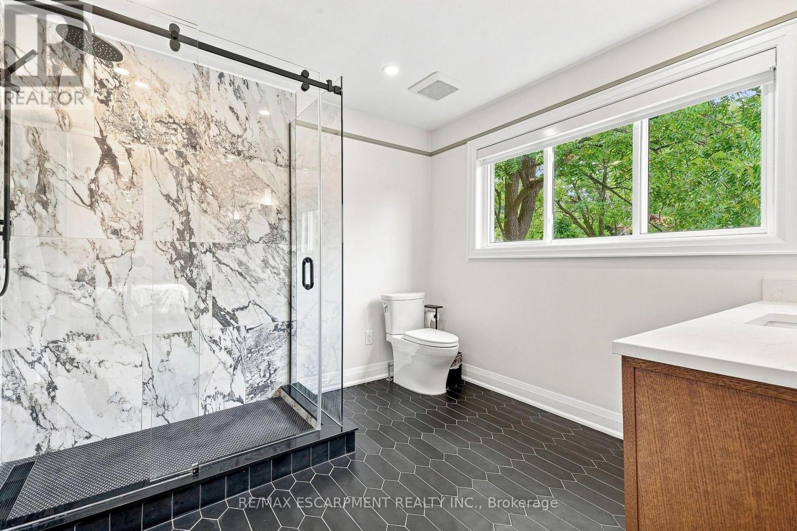 2019 Dundas Street, Burlington, ON - Indoor Photo Showing Bathroom