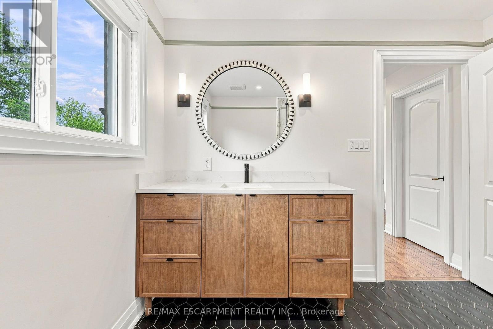 2019 Dundas Street, Burlington, ON - Indoor Photo Showing Bathroom