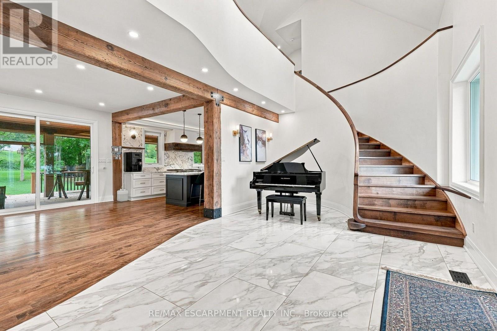 2019 Dundas Street, Burlington, ON - Indoor Photo Showing Other Room