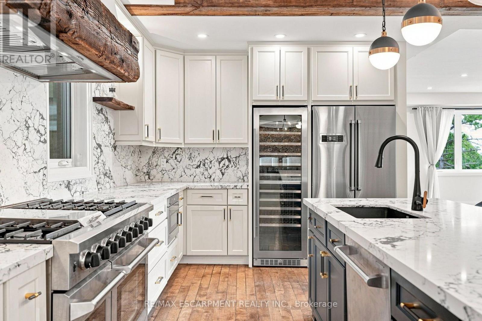 2019 Dundas Street, Burlington, ON - Indoor Photo Showing Kitchen With Upgraded Kitchen