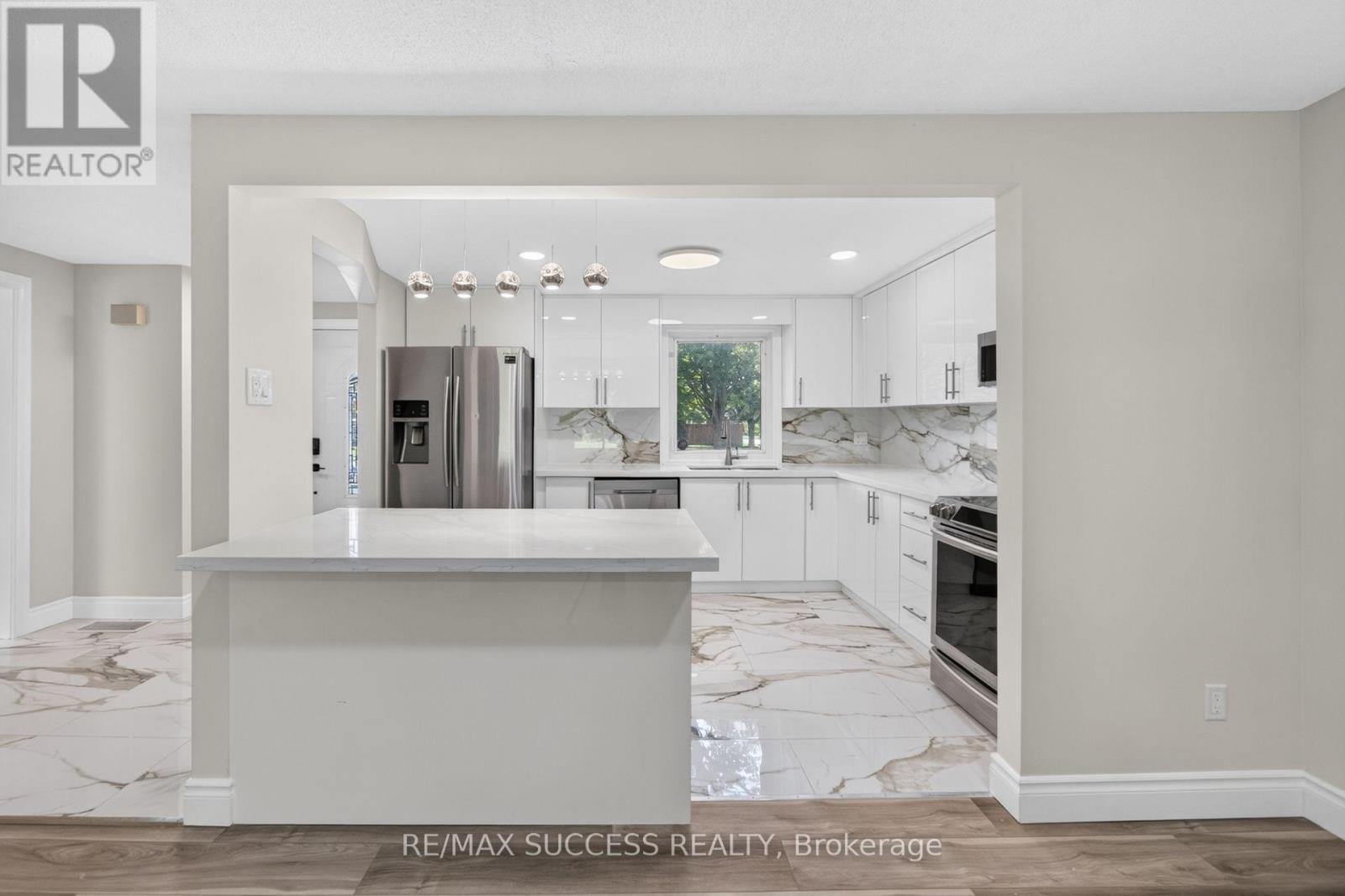 306 Sekura Street, Cambridge, ON - Indoor Photo Showing Kitchen With Stainless Steel Kitchen With Upgraded Kitchen