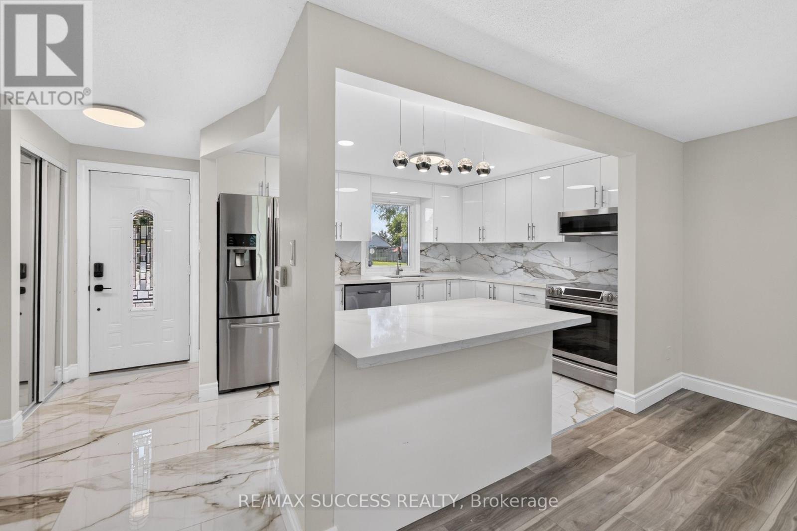 306 Sekura Street, Cambridge, ON - Indoor Photo Showing Kitchen With Stainless Steel Kitchen
