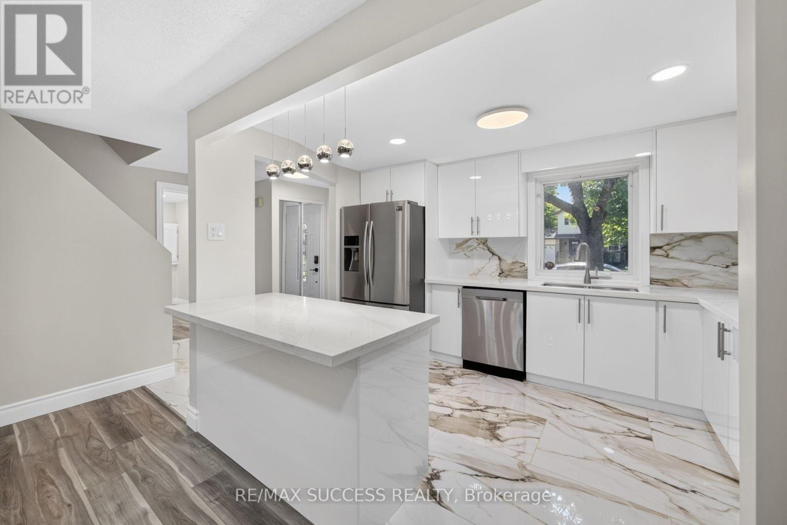 306 Sekura Street, Cambridge, ON - Indoor Photo Showing Kitchen With Stainless Steel Kitchen