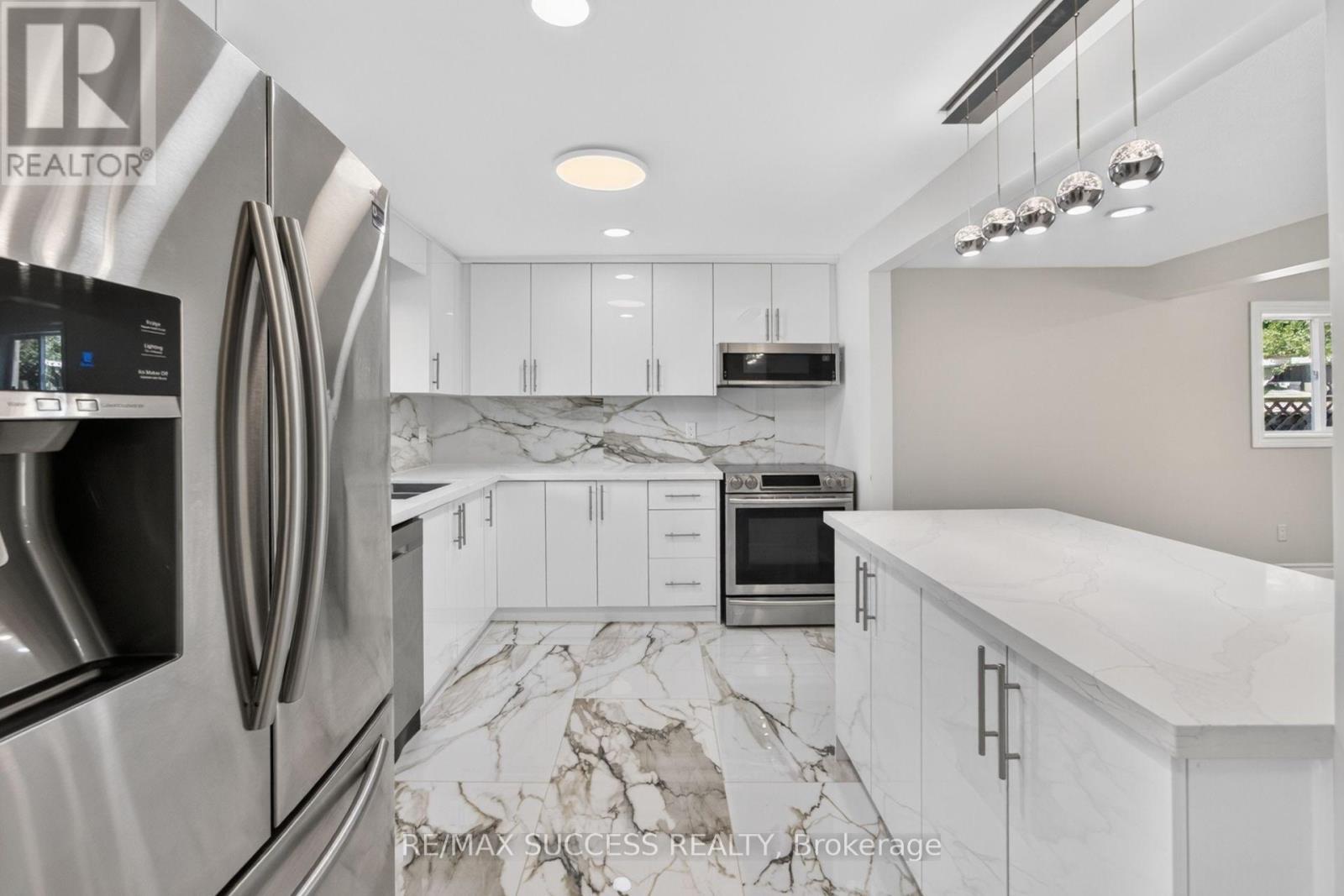 306 Sekura Street, Cambridge, ON - Indoor Photo Showing Kitchen With Stainless Steel Kitchen With Upgraded Kitchen