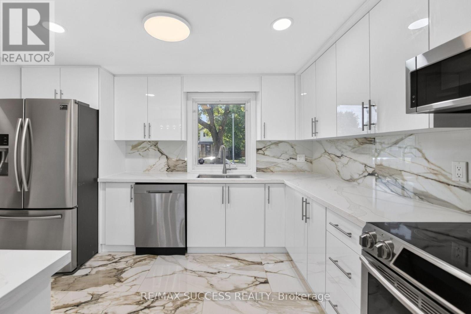 306 Sekura Street, Cambridge, ON - Indoor Photo Showing Kitchen With Stainless Steel Kitchen With Upgraded Kitchen