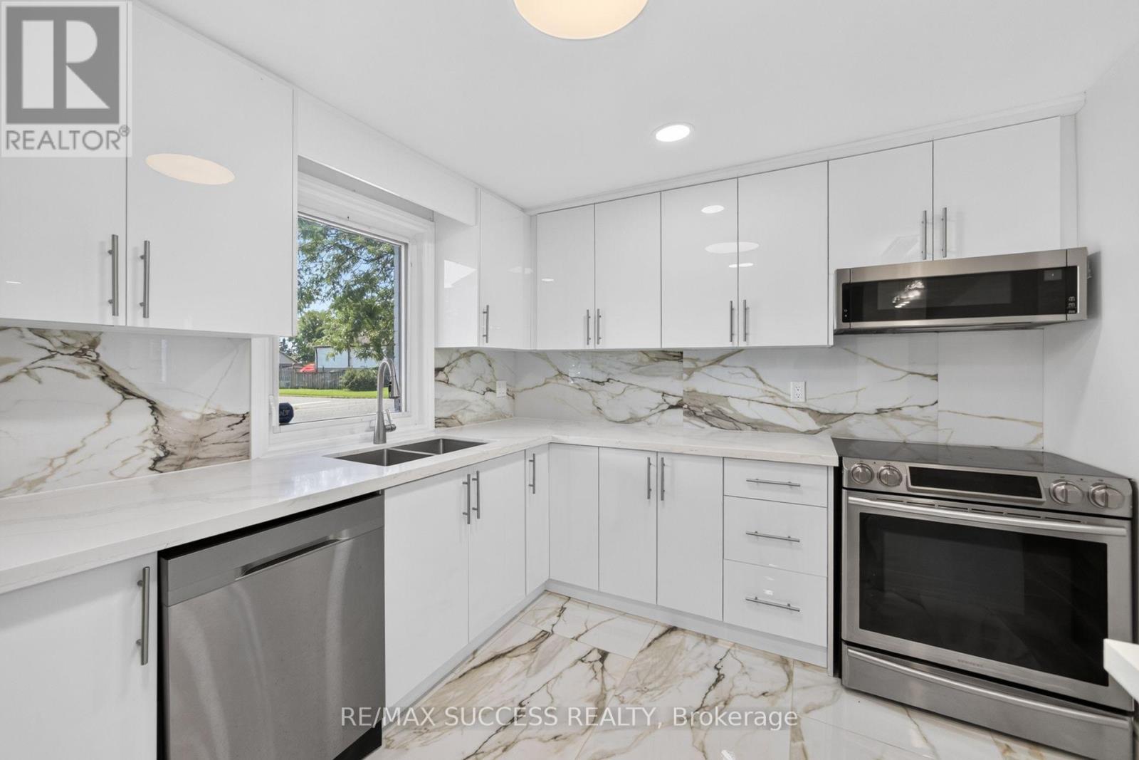 306 Sekura Street, Cambridge, ON - Indoor Photo Showing Kitchen With Double Sink