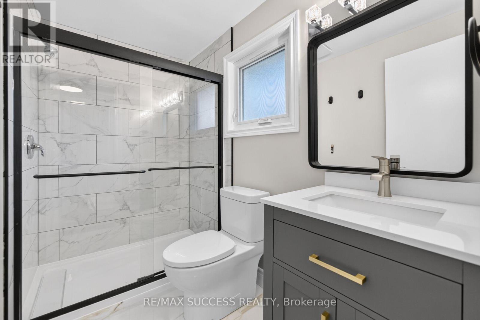 306 Sekura Street, Cambridge, ON - Indoor Photo Showing Bathroom