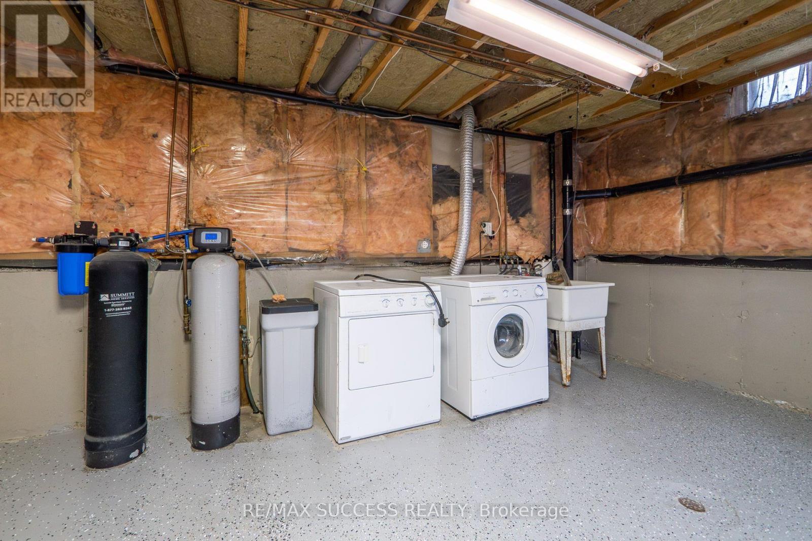 306 Sekura Street, Cambridge, ON - Indoor Photo Showing Laundry Room