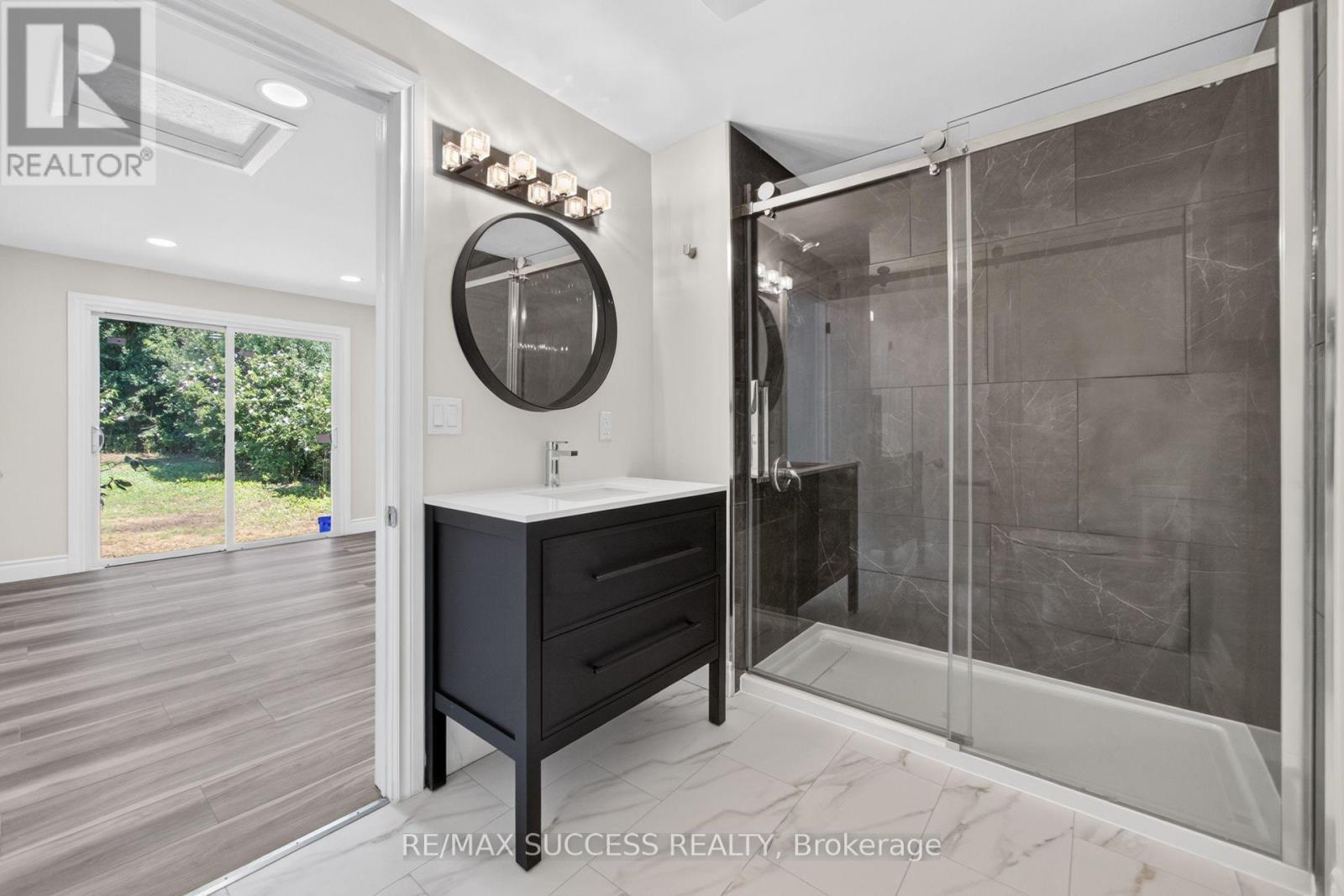 306 Sekura Street, Cambridge, ON - Indoor Photo Showing Bathroom