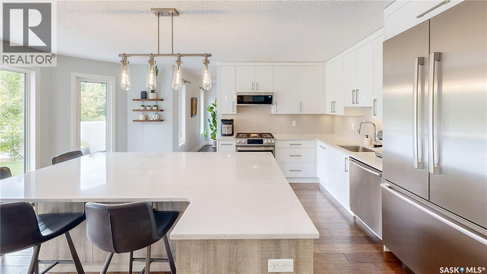 7551 Butler Bay, Regina, SK - Indoor Photo Showing Kitchen With Upgraded Kitchen