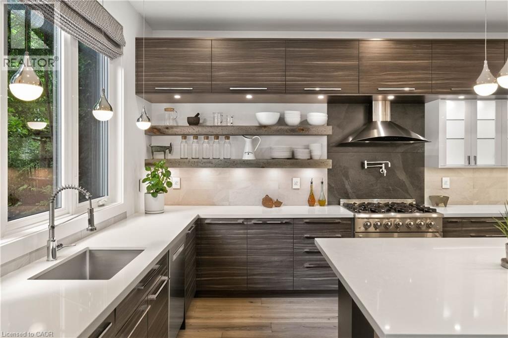700 Hillcrest Road, West Shore, ON - Indoor Photo Showing Kitchen With Upgraded Kitchen