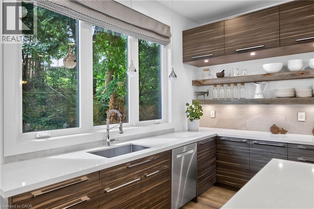 700 Hillcrest Road, West Shore, ON - Indoor Photo Showing Kitchen