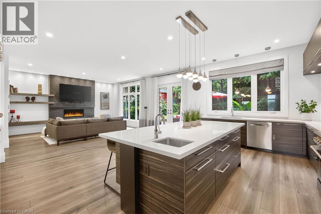 700 Hillcrest Road, West Shore, ON - Indoor Photo Showing Kitchen With Upgraded Kitchen