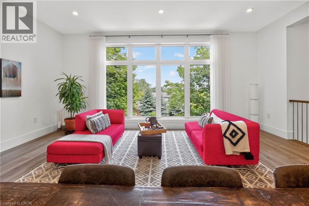 700 Hillcrest Road, West Shore, ON - Indoor Photo Showing Living Room