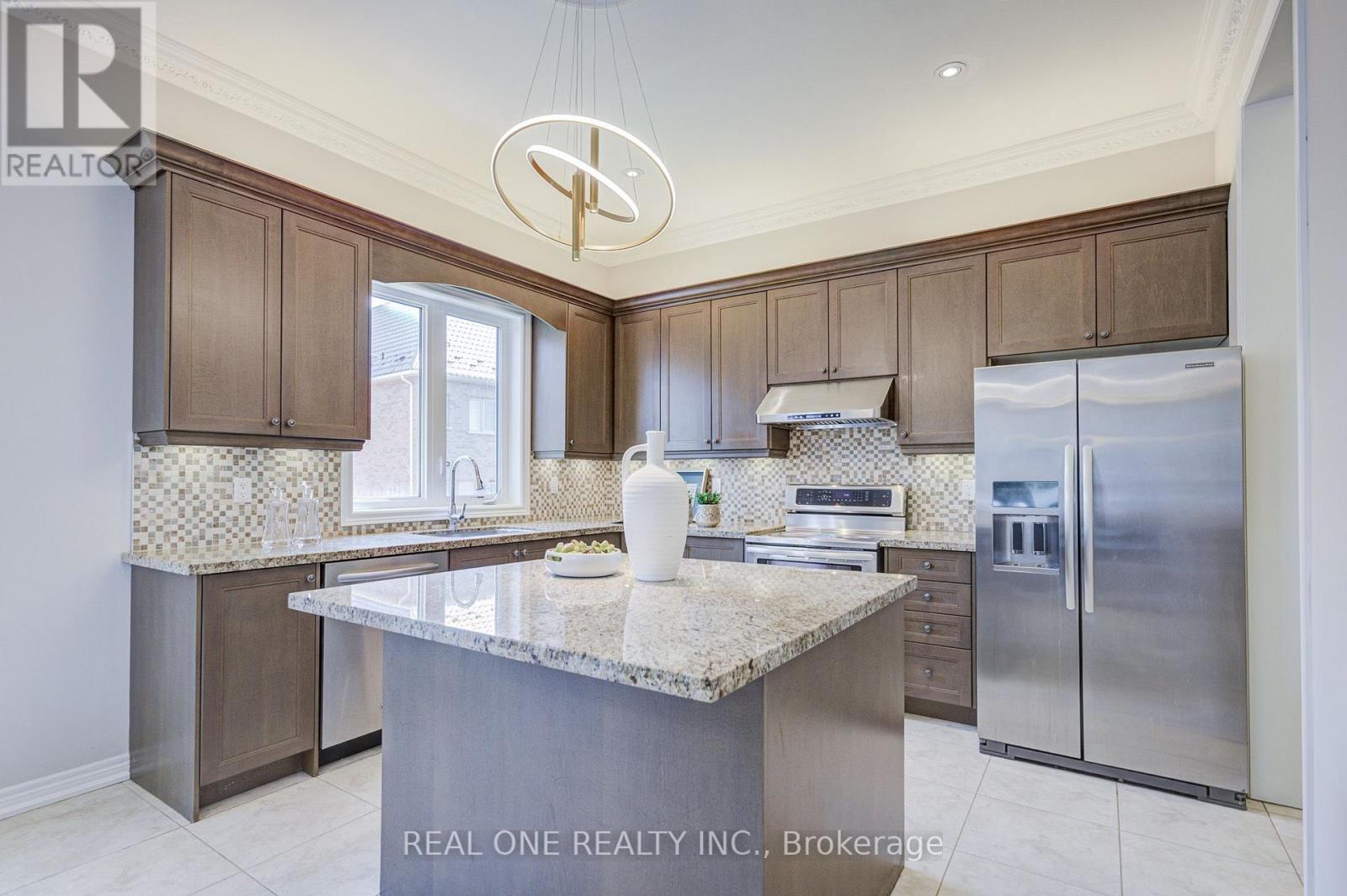 66 Wozniak Crescent, Markham, ON - Indoor Photo Showing Kitchen With Upgraded Kitchen