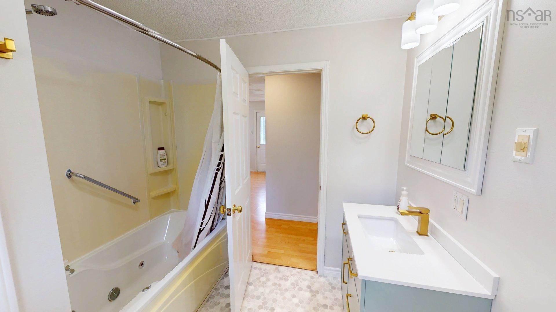 79 Meadow Brook Hill, Mulgrave, NS - Indoor Photo Showing Bathroom
