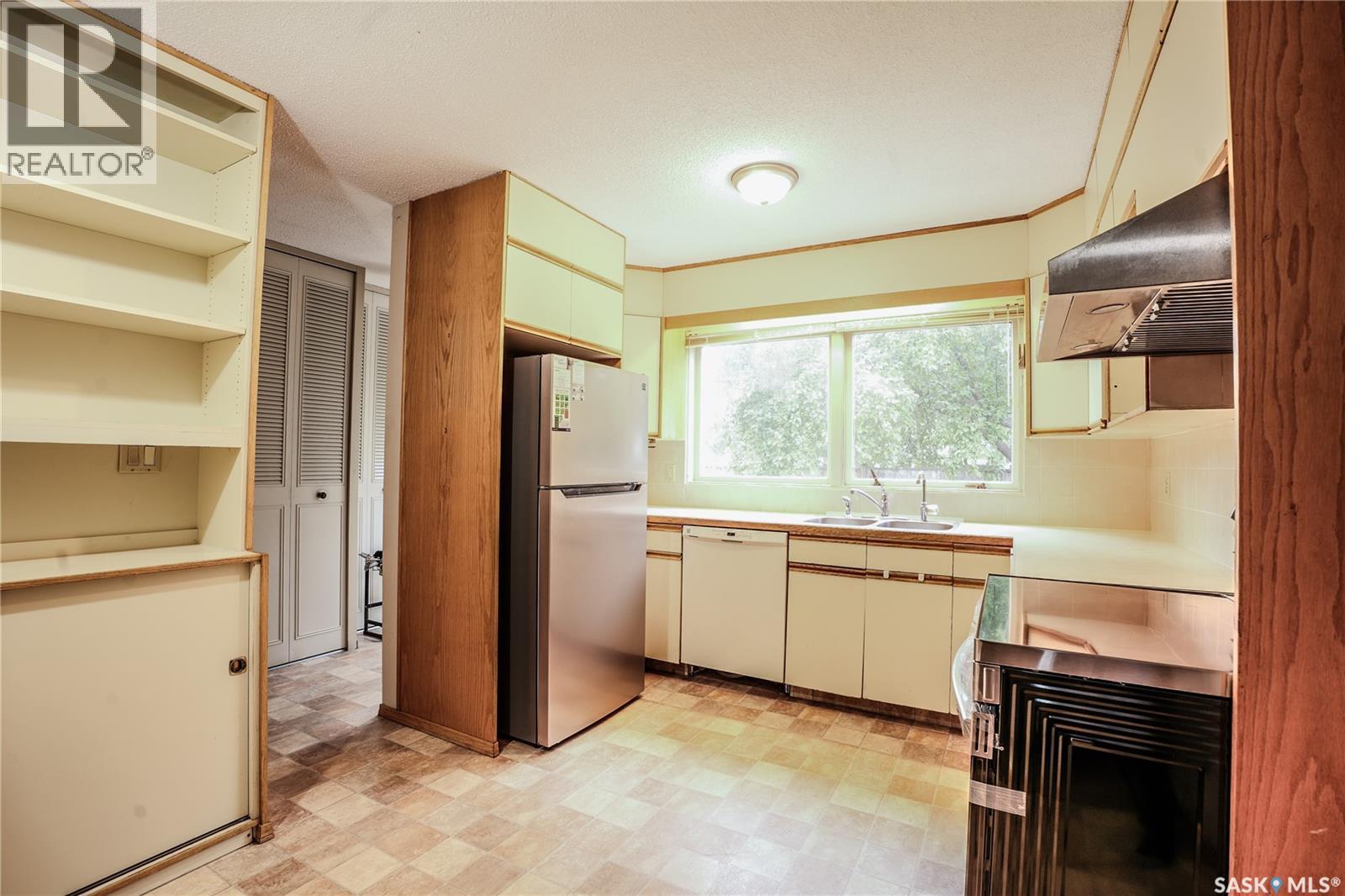 145 Mayfair Crescent, Regina, SK - Indoor Photo Showing Kitchen