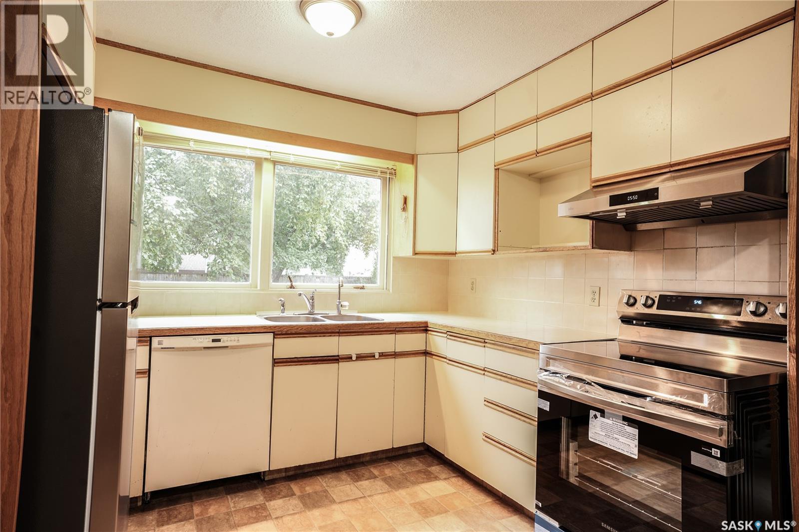 145 Mayfair Crescent, Regina, SK - Indoor Photo Showing Kitchen With Double Sink