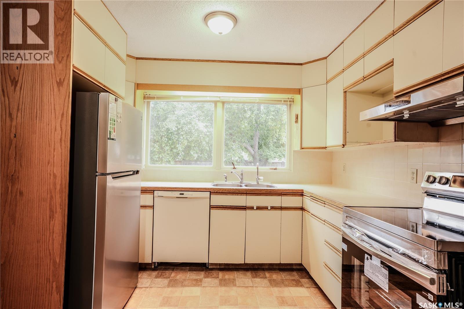 145 Mayfair Crescent, Regina, SK - Indoor Photo Showing Kitchen With Double Sink