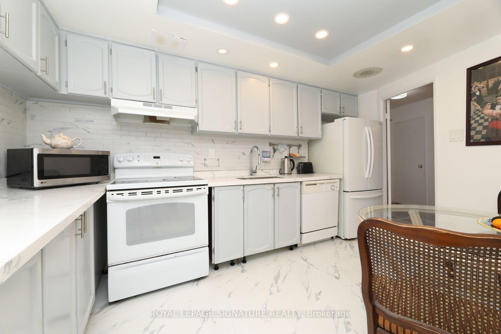 1402-3303 Don Mills Road, Toronto, ON - Indoor Photo Showing Kitchen