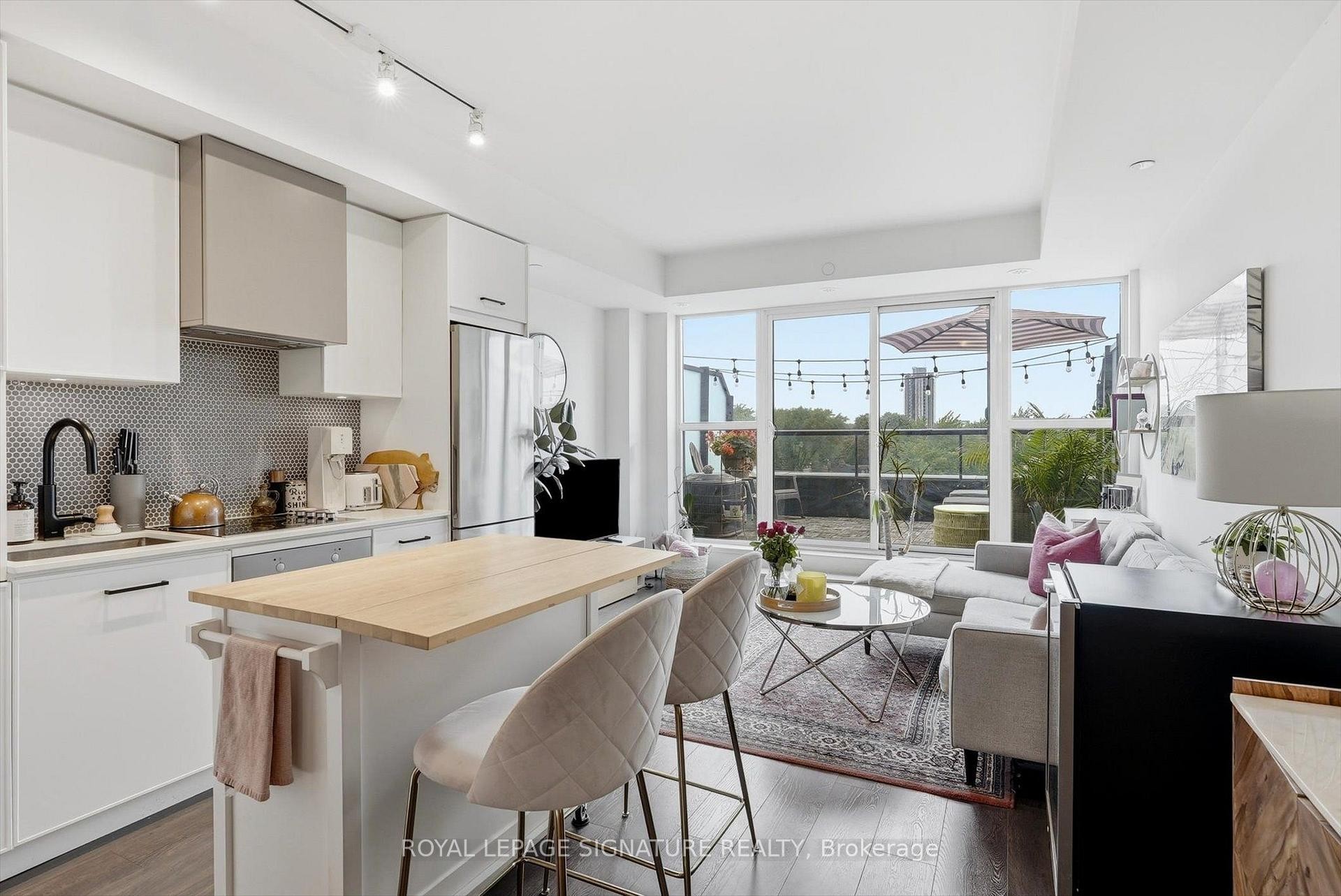 503-899 Queen Street E, Toronto, ON - Indoor Photo Showing Kitchen With Upgraded Kitchen