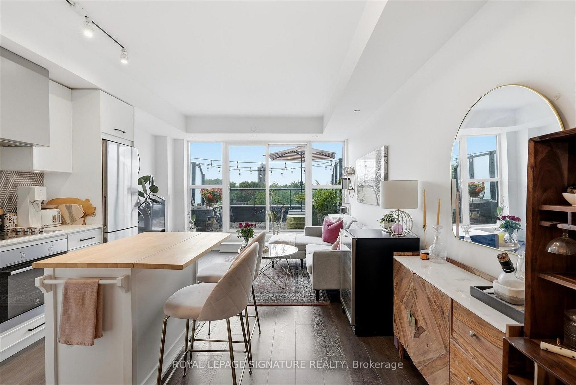 503-899 Queen Street E, Toronto, ON - Indoor Photo Showing Kitchen