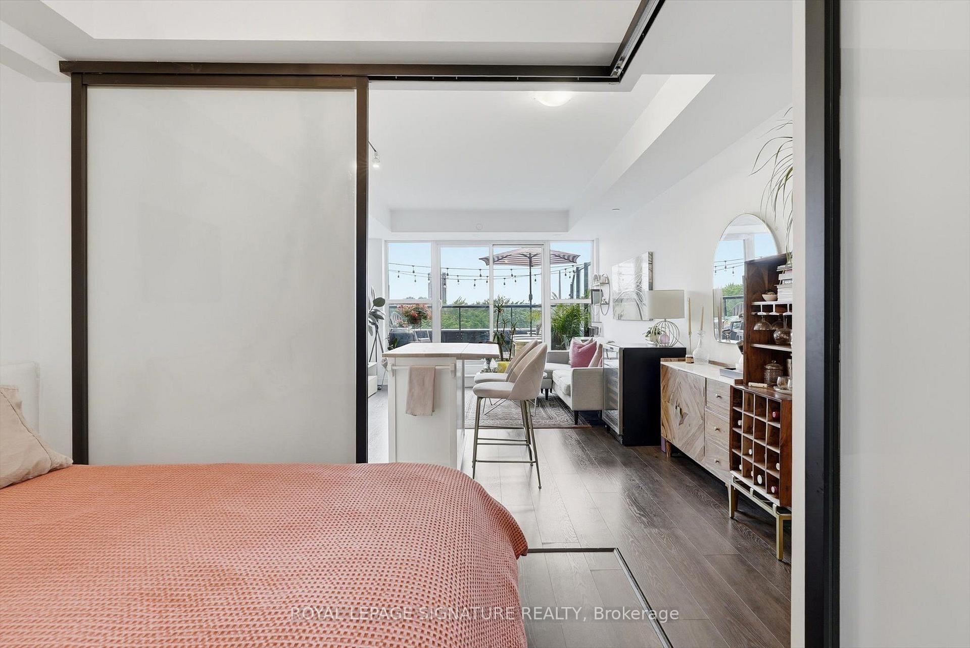 503-899 Queen Street E, Toronto, ON - Indoor Photo Showing Bedroom