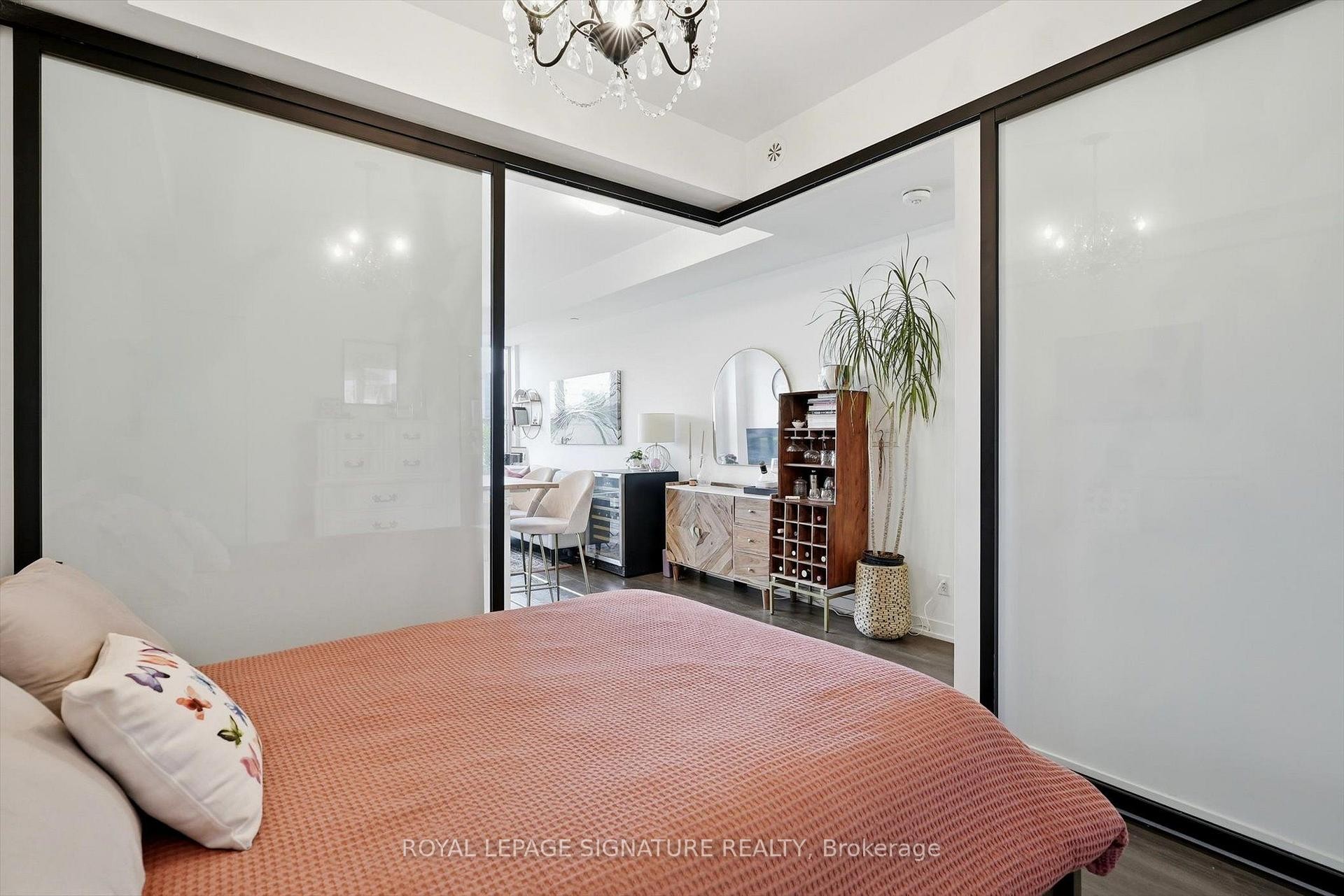 503-899 Queen Street E, Toronto, ON - Indoor Photo Showing Bedroom