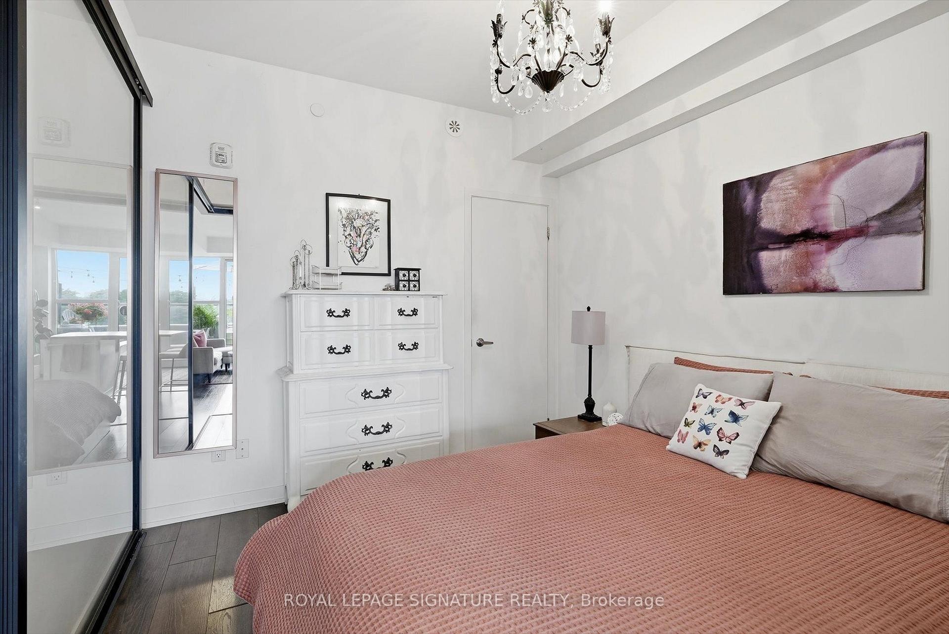 503-899 Queen Street E, Toronto, ON - Indoor Photo Showing Bedroom