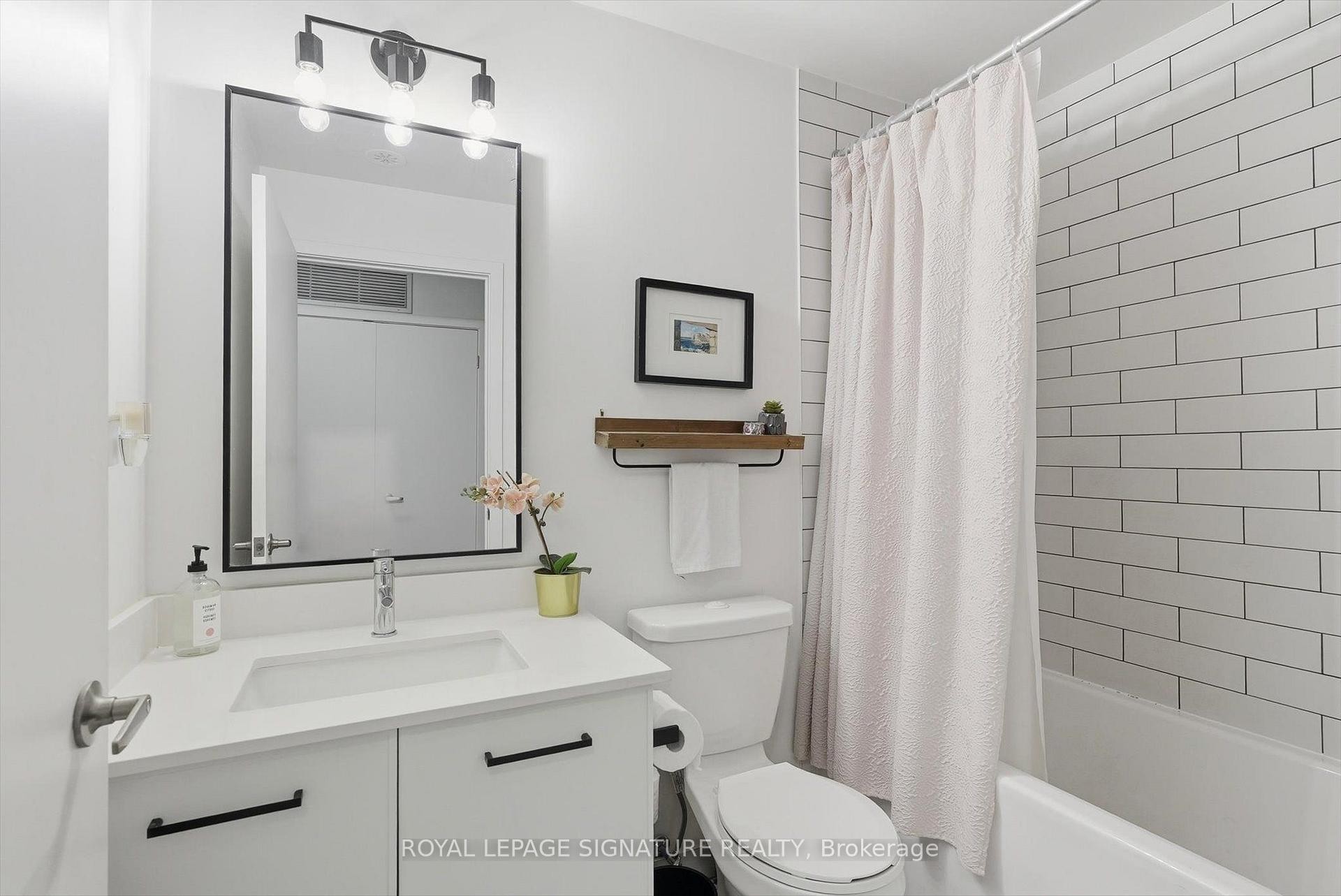 503-899 Queen Street E, Toronto, ON - Indoor Photo Showing Bathroom