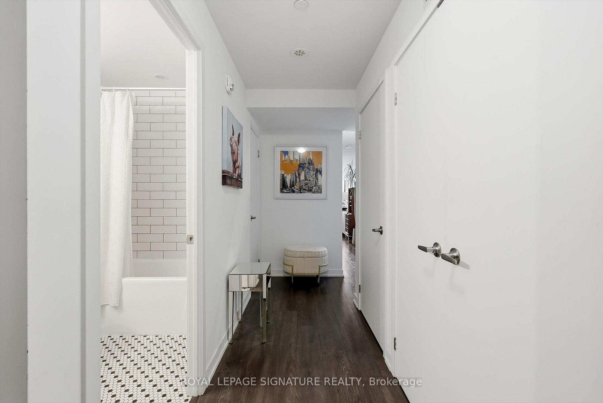 503-899 Queen Street E, Toronto, ON - Indoor Photo Showing Other Room