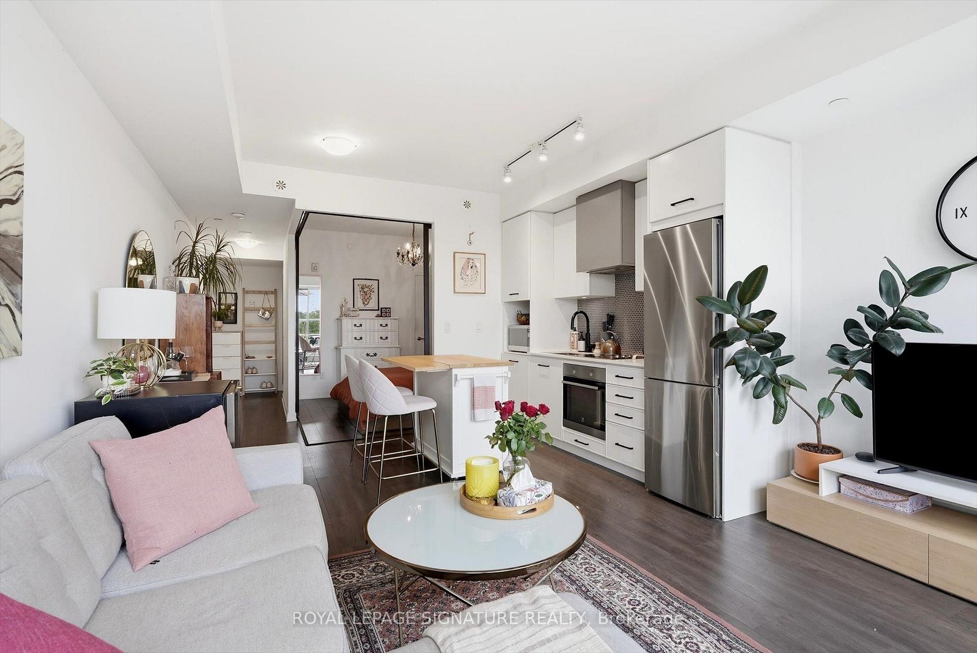 503-899 Queen Street E, Toronto, ON - Indoor Photo Showing Living Room