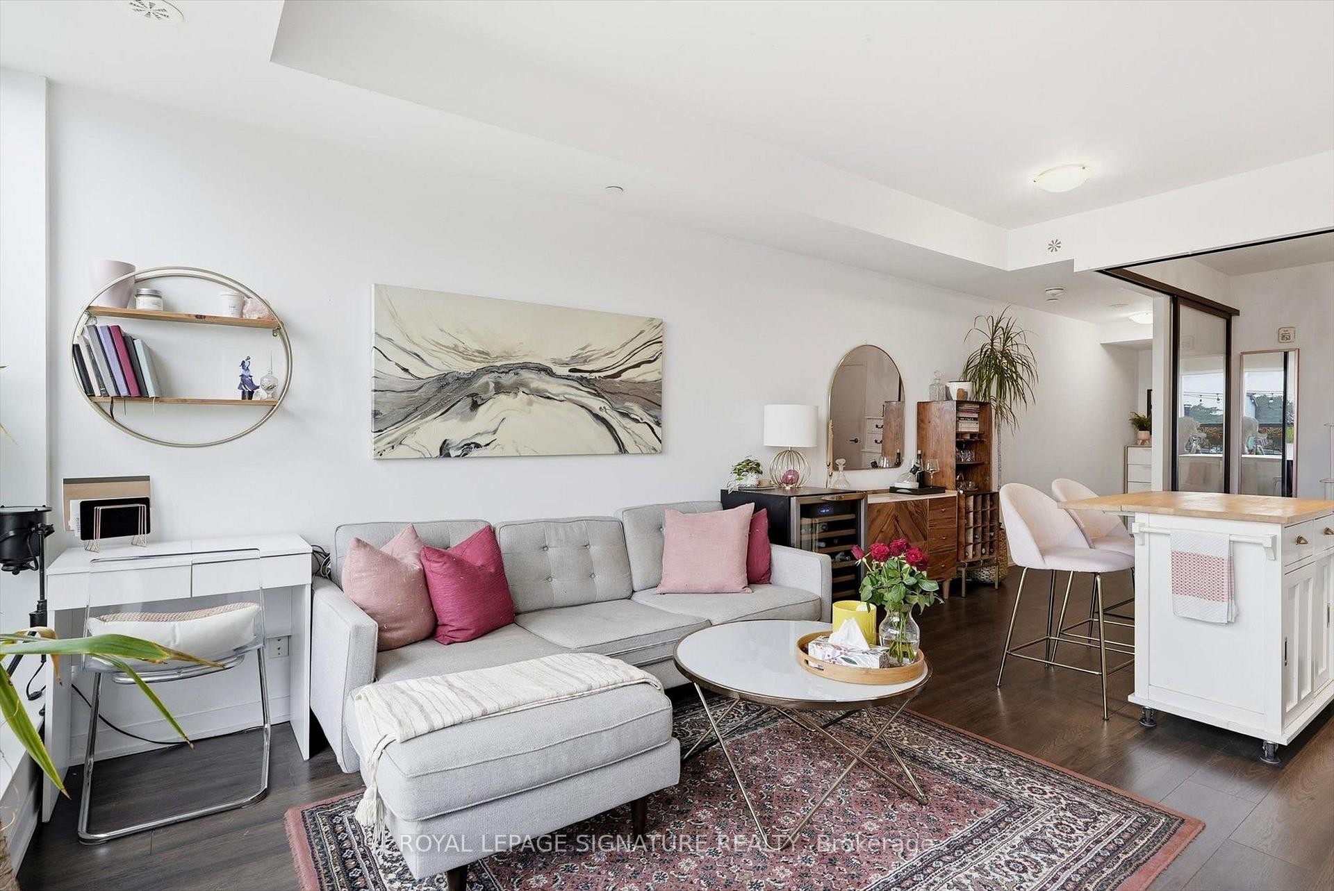 503-899 Queen Street E, Toronto, ON - Indoor Photo Showing Living Room