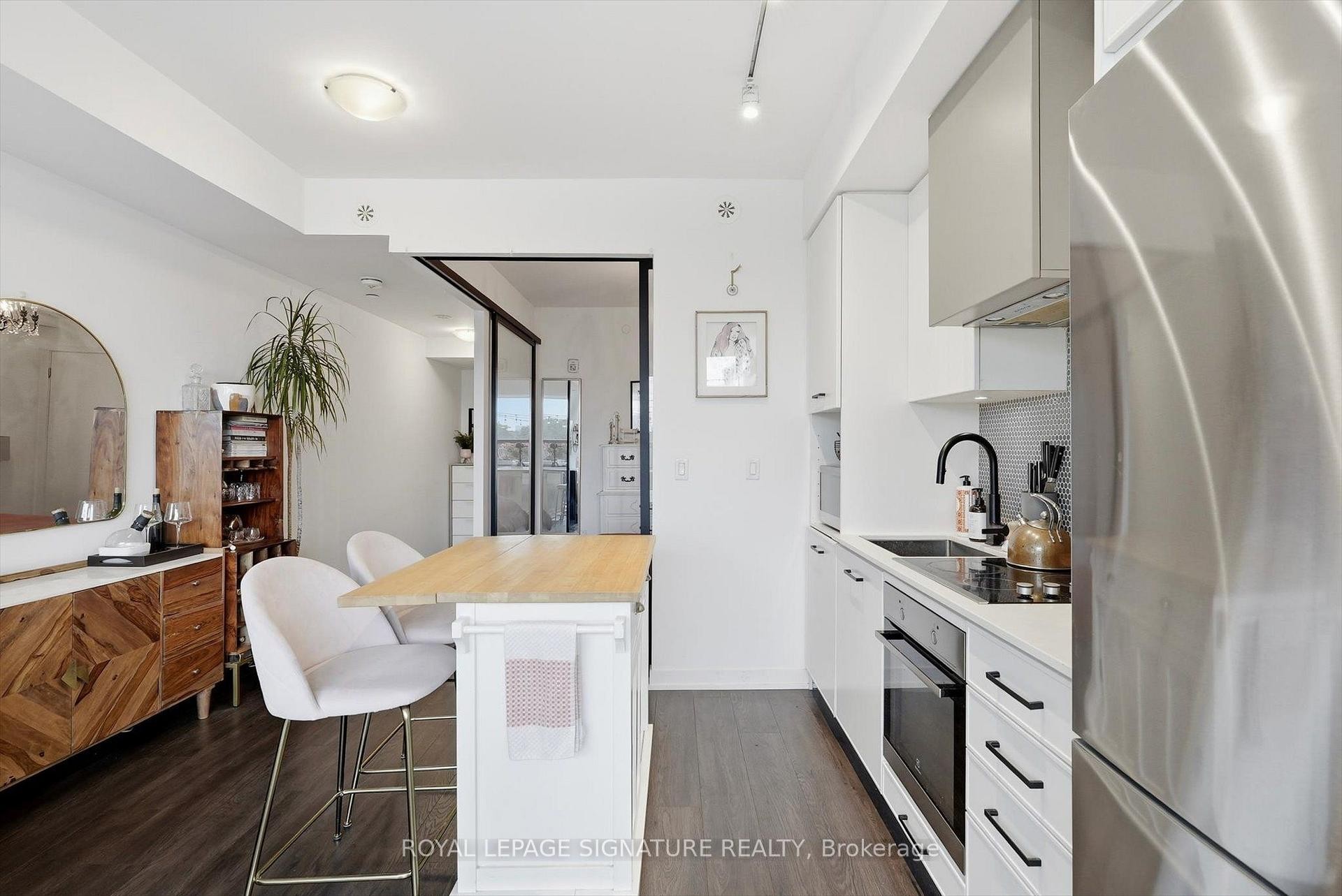 503-899 Queen Street E, Toronto, ON - Indoor Photo Showing Kitchen