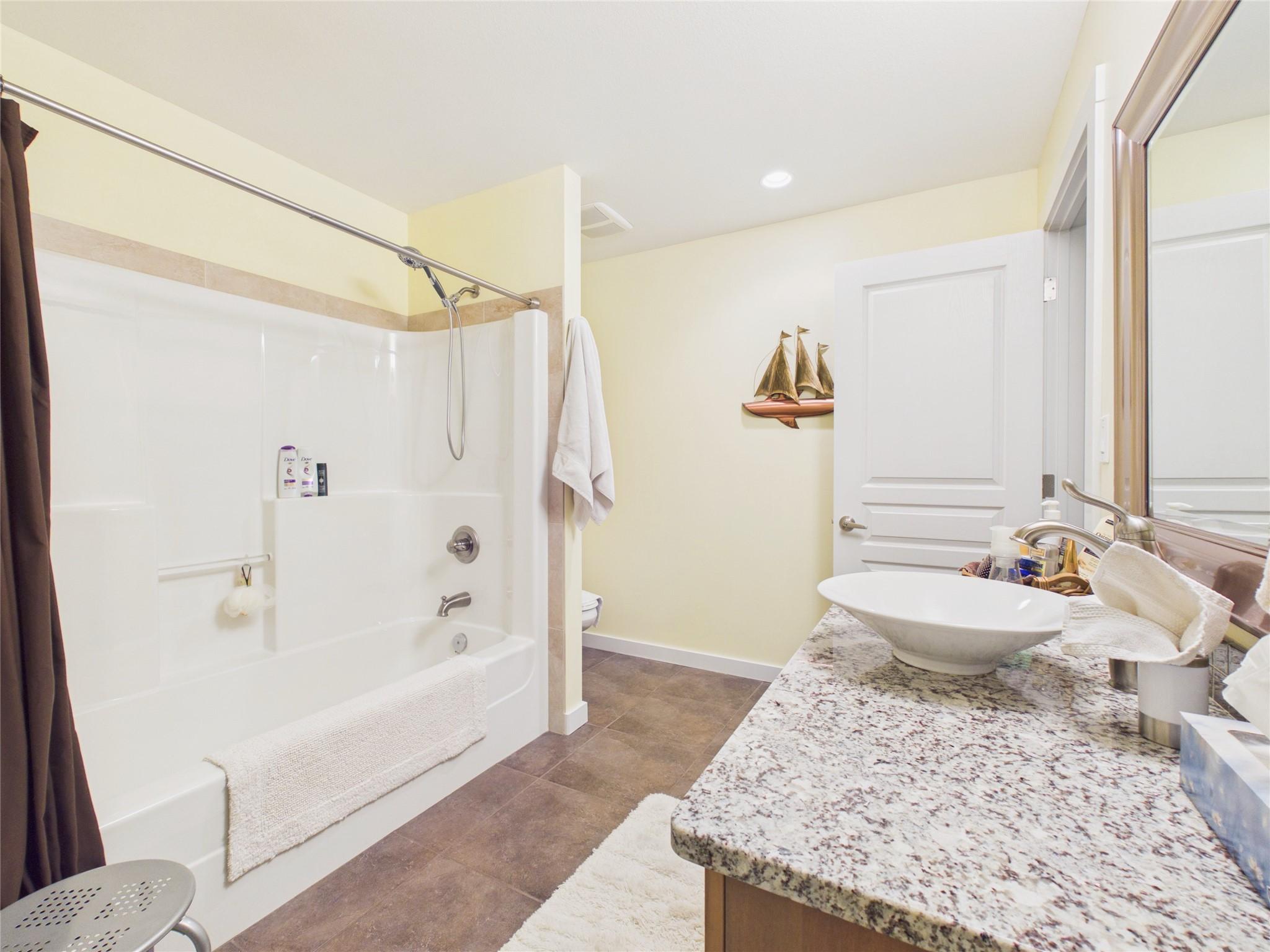 240 Boulder Creek, Cranbrook, BC - Indoor Photo Showing Bathroom