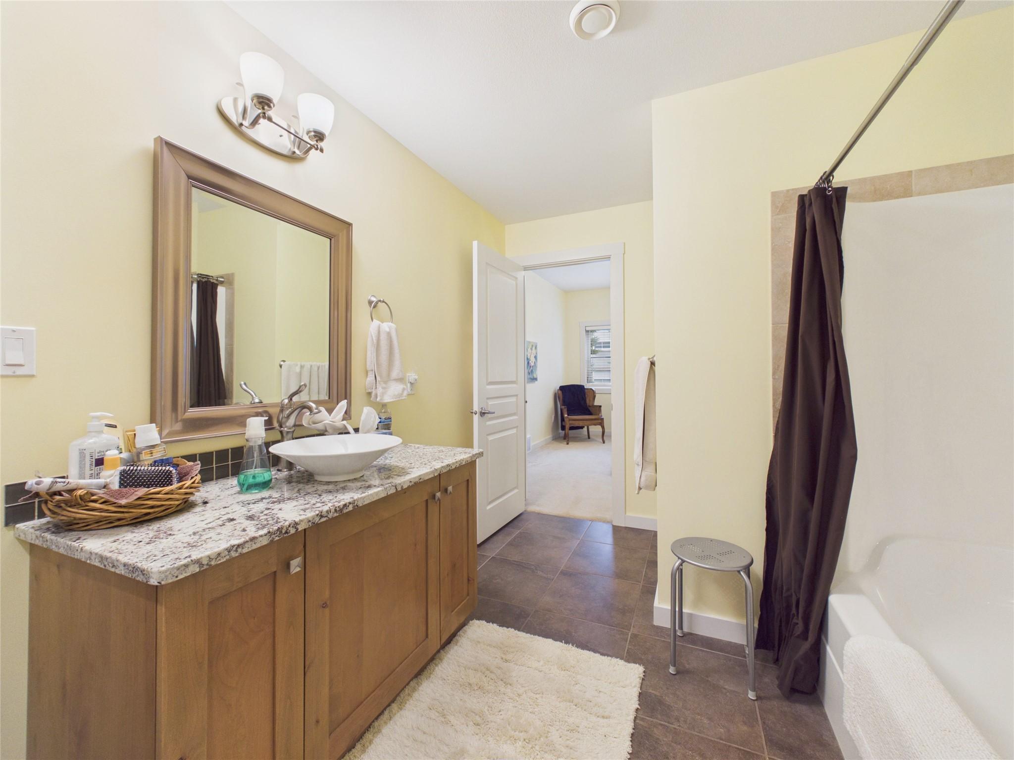 240 Boulder Creek, Cranbrook, BC - Indoor Photo Showing Bathroom