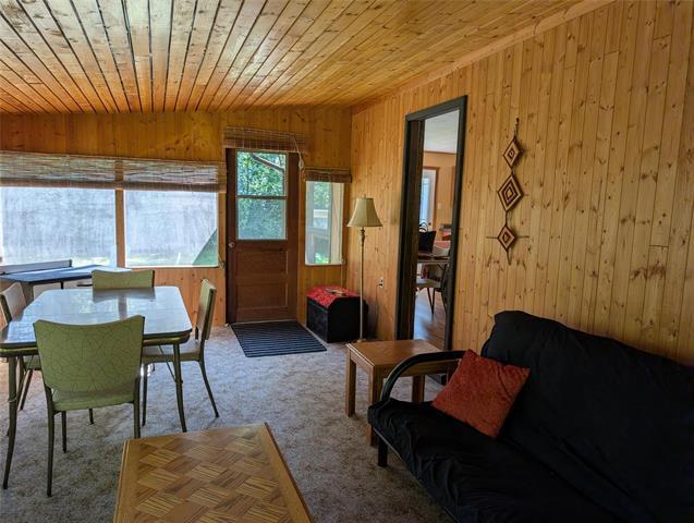 9 Rayna Rd, Hillside Beach, MB - Indoor Photo Showing Dining Room
