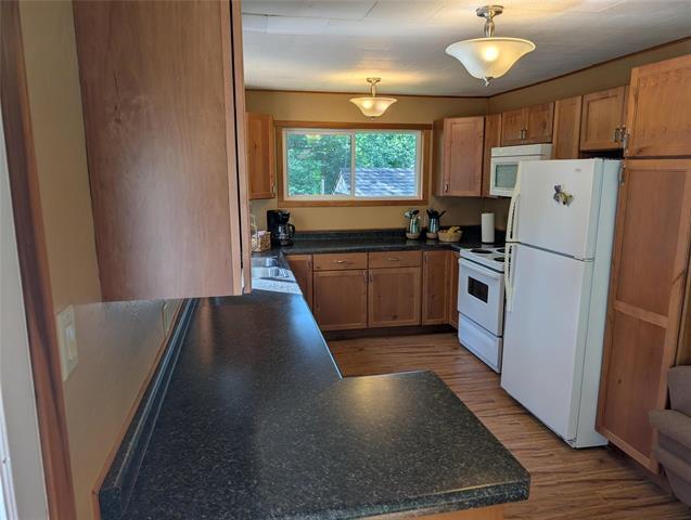9 Rayna Rd, Hillside Beach, MB - Indoor Photo Showing Kitchen With Double Sink