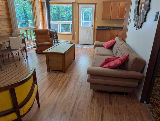 9 Rayna Rd, Hillside Beach, MB - Indoor Photo Showing Living Room