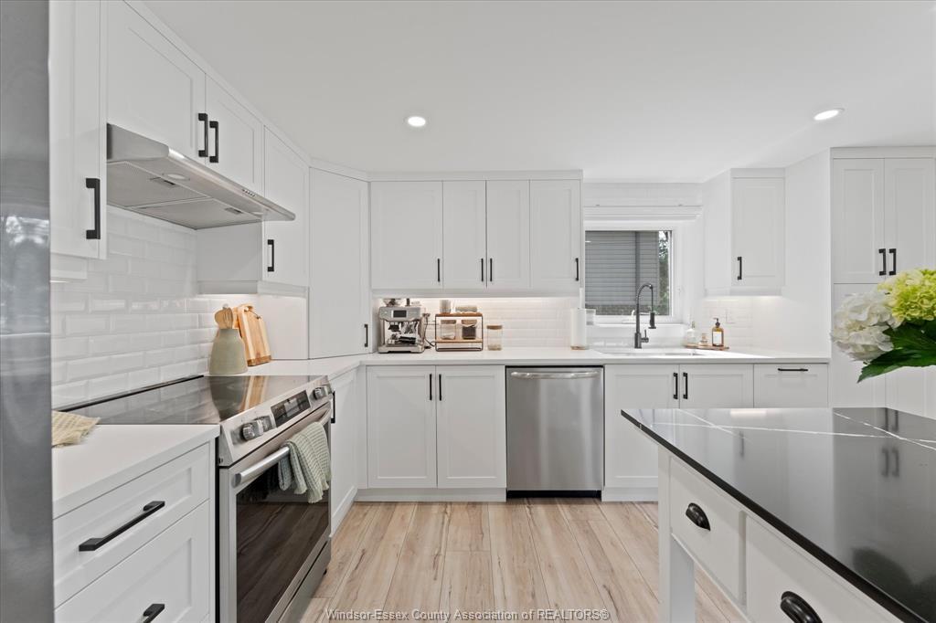 414 St Louis, Belle River, ON - Indoor Photo Showing Kitchen With Upgraded Kitchen
