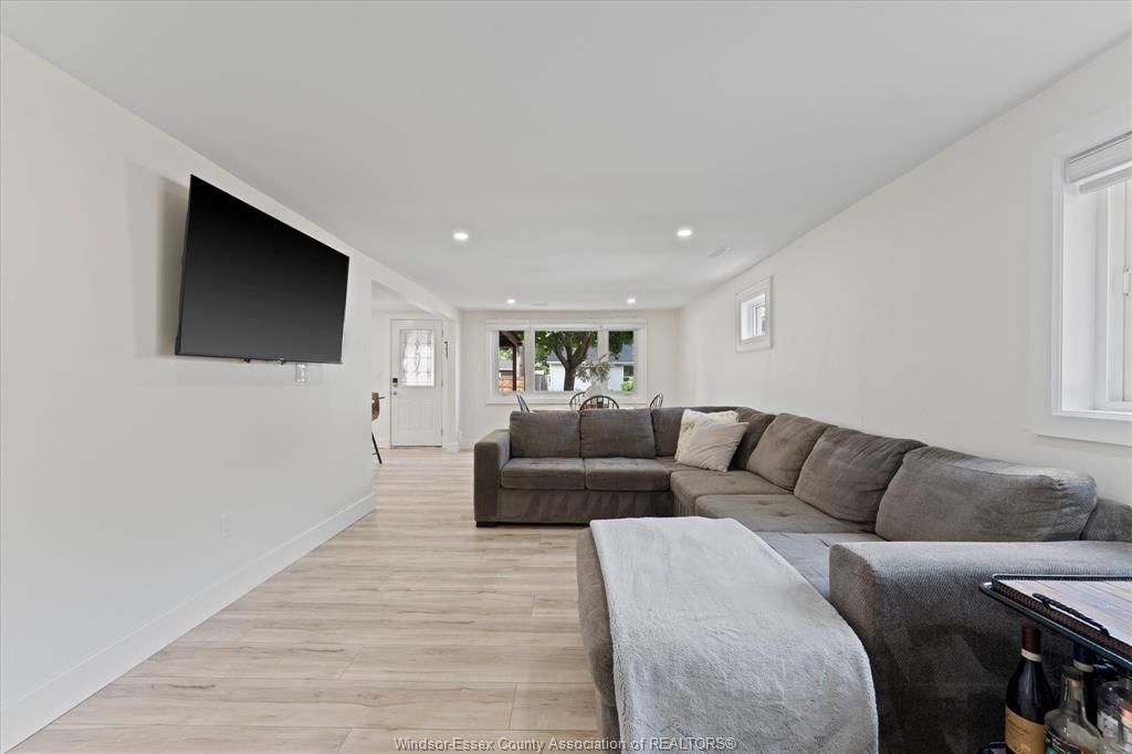 414 St Louis, Belle River, ON - Indoor Photo Showing Living Room