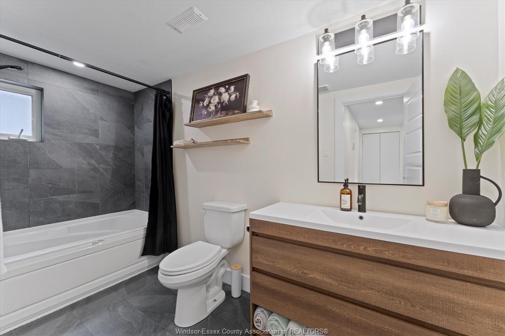 414 St Louis, Belle River, ON - Indoor Photo Showing Bathroom