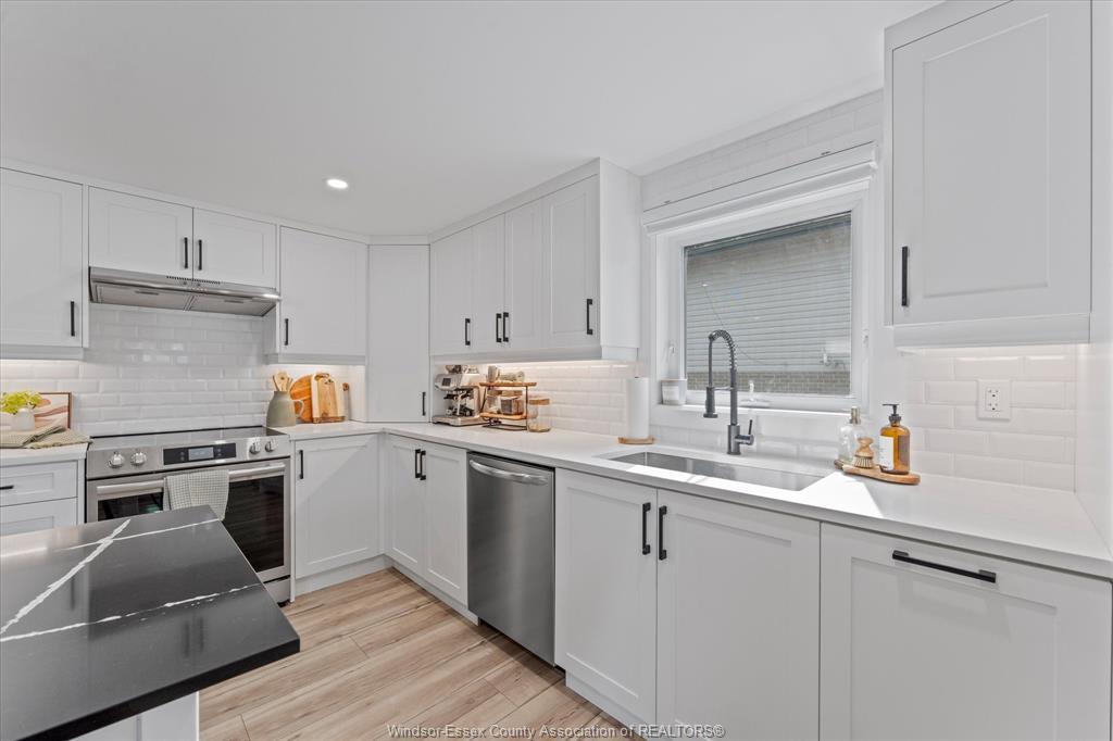 414 St Louis, Belle River, ON - Indoor Photo Showing Kitchen With Upgraded Kitchen
