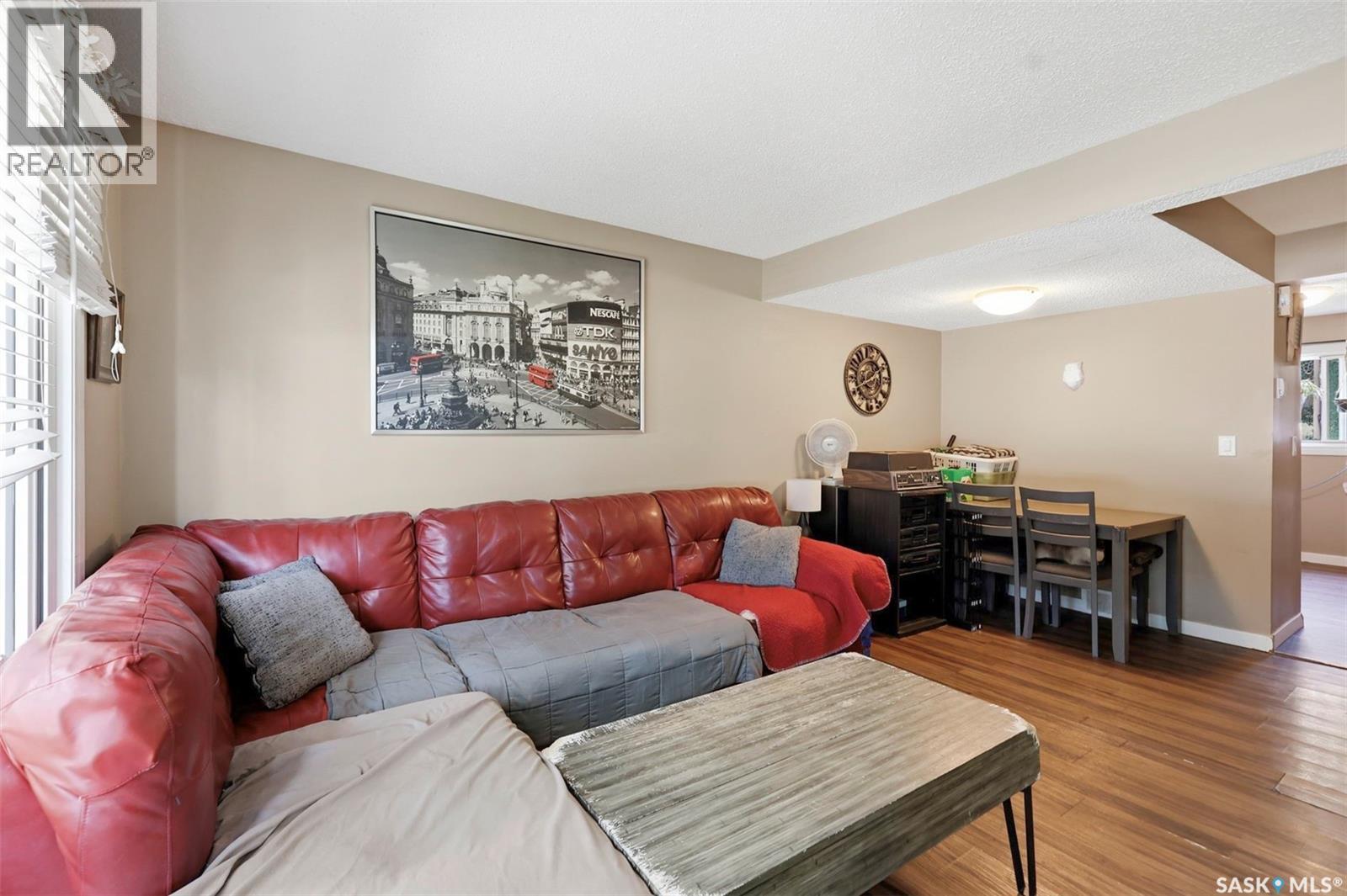 A & B 414 Gardiner Place, Saskatoon, SK - Indoor Photo Showing Living Room