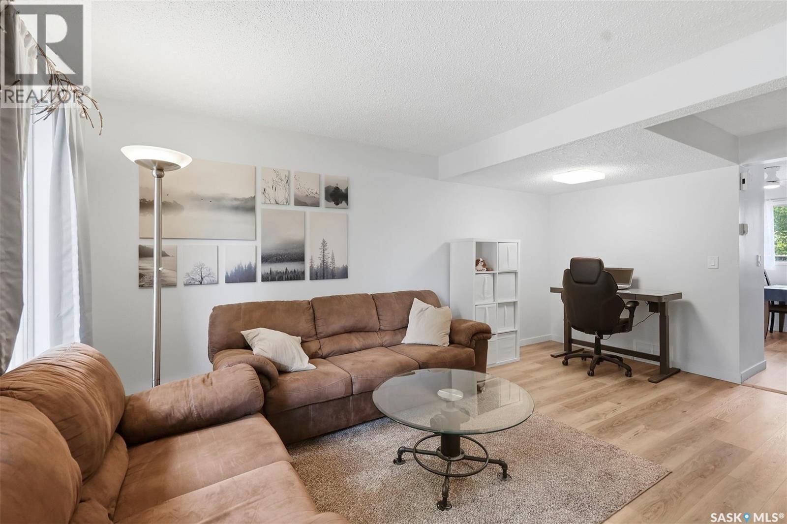 A & B 414 Gardiner Place, Saskatoon, SK - Indoor Photo Showing Living Room