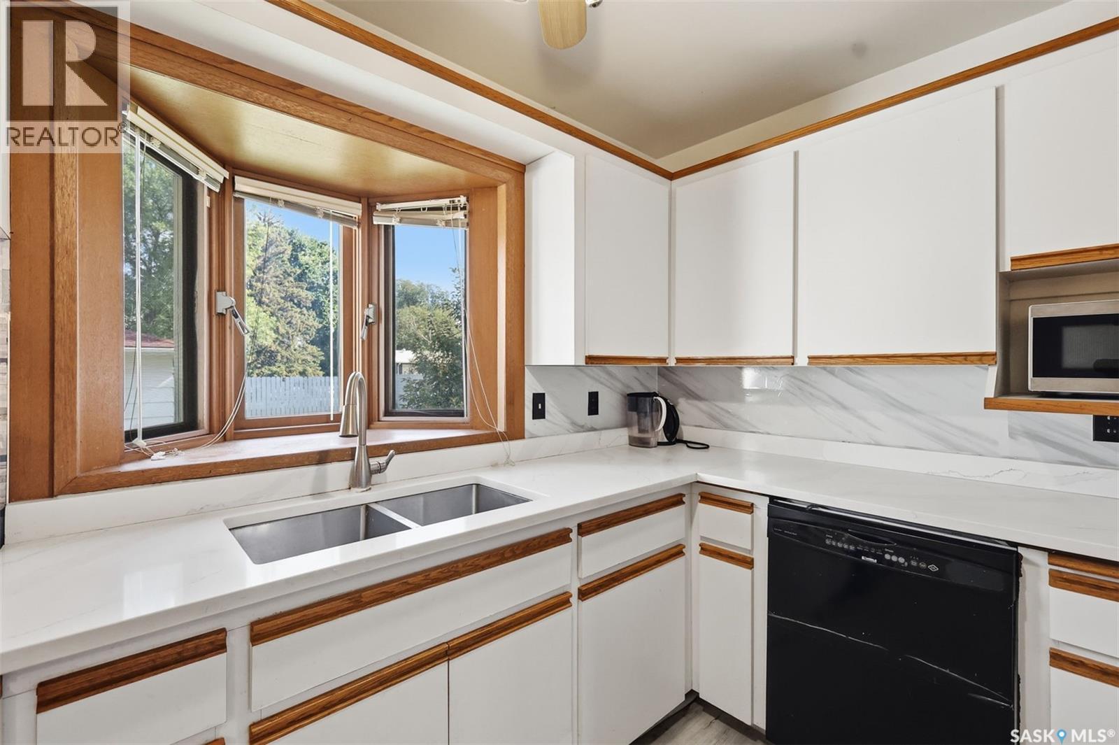 2509 Taylor Street E, Saskatoon, SK - Indoor Photo Showing Kitchen With Double Sink