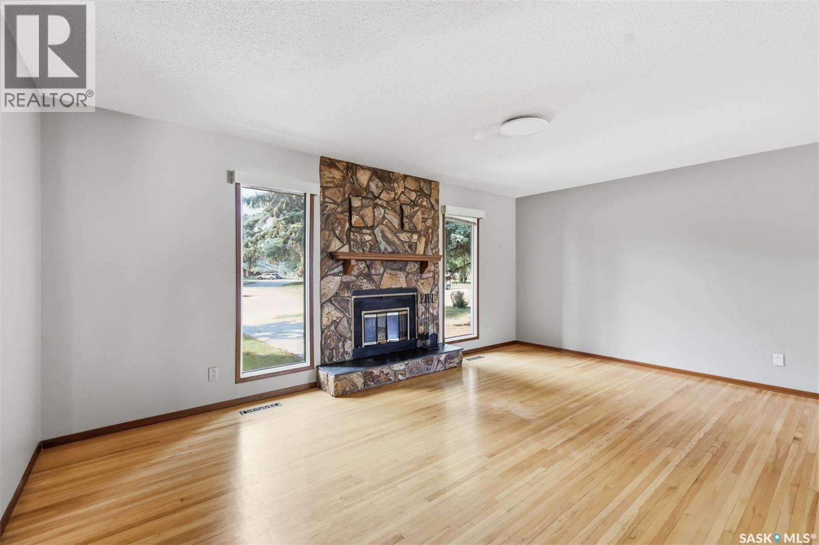 2509 Taylor Street E, Saskatoon, SK - Indoor Photo Showing Living Room With Fireplace