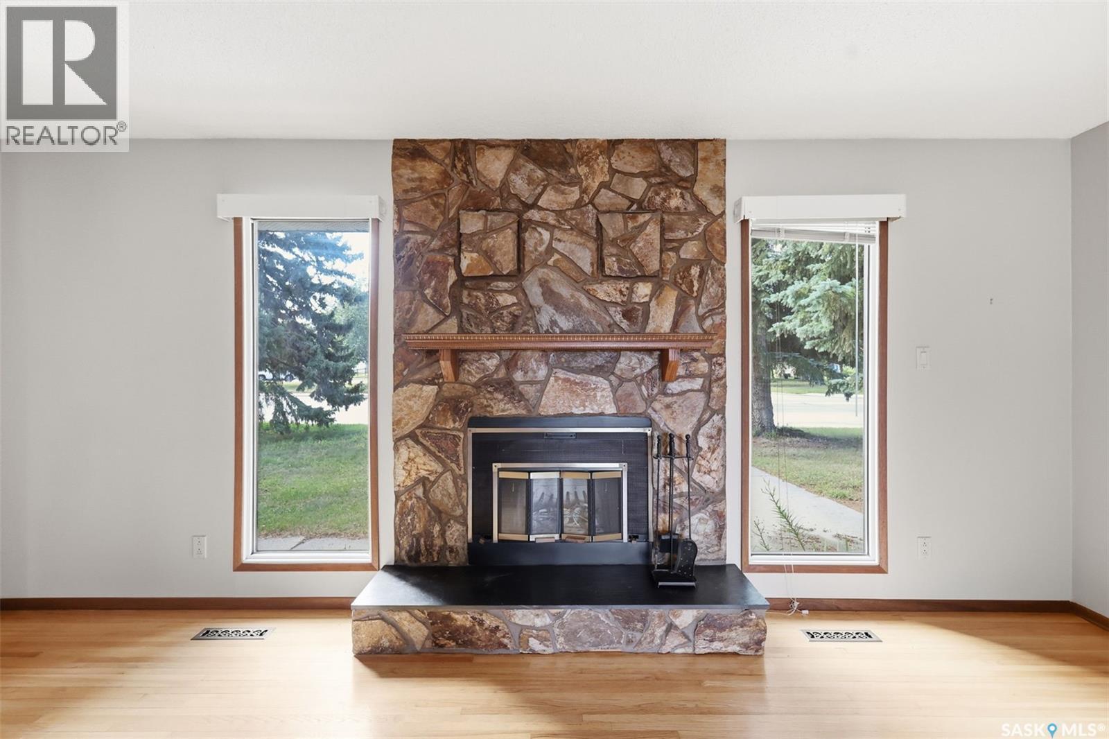 2509 Taylor Street E, Saskatoon, SK - Indoor Photo Showing Living Room With Fireplace